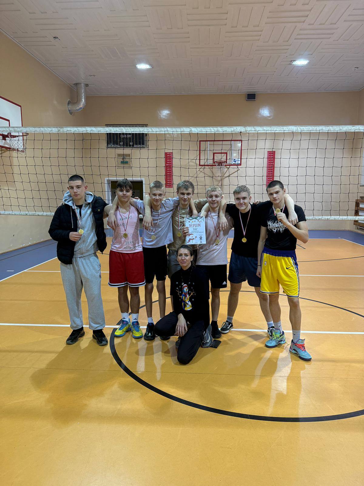 MIKOŁAJKOWY TURNIEJ PIŁKI SIATKOWEJ ZSMI 2025 – SPORT I CHARYTATYWNOŚĆ!