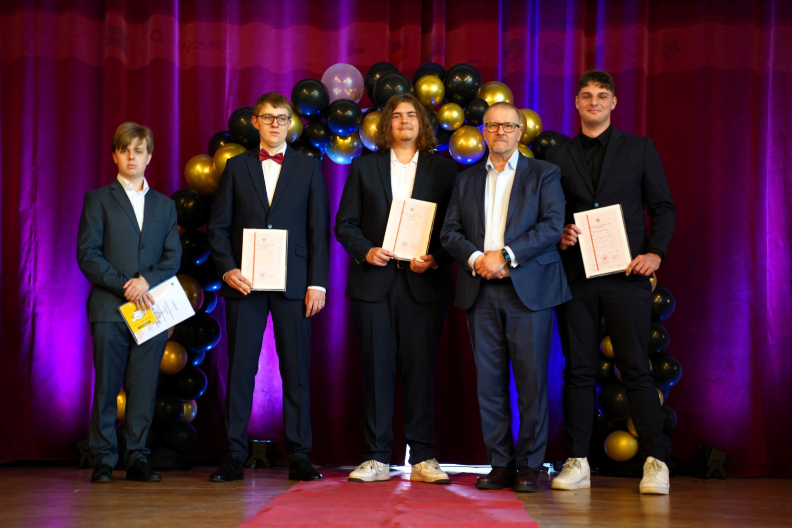 SUKCES ZWIEŃCZONY DOJRZAŁOŚCIĄ – POŻEGNANIE MATURZYSTÓW W „MECHANIKU”