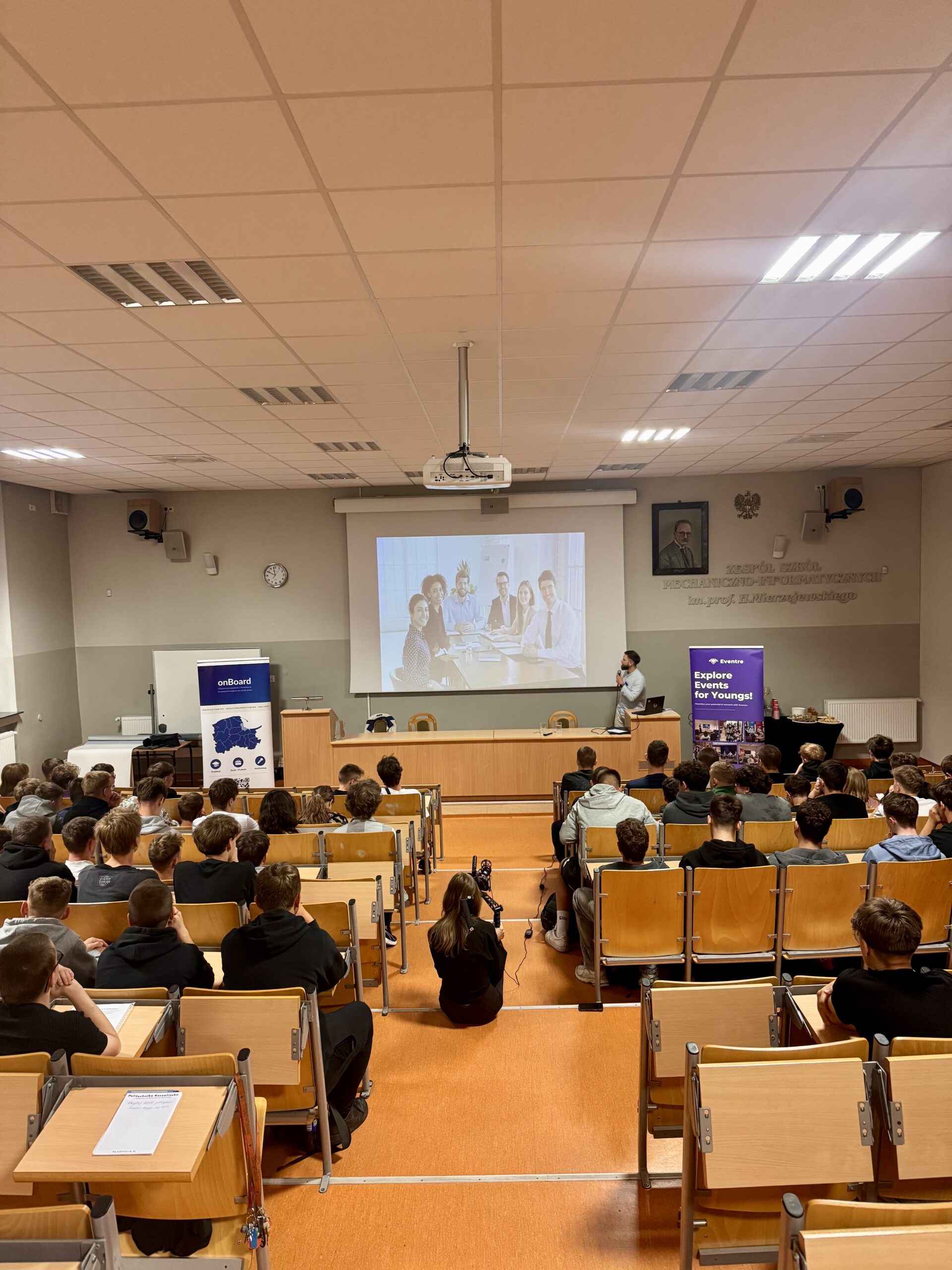 SZCZĘŚCIE I KRYZYSY „NA SWOIM” – INSPIRUJĄCE SPOTKANIE DLA MŁODZIEŻY